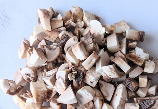 1. Этап. Гнёзда, фаршированные тунцом и шампиньонами: Шампиньоны моем, обсушиваем, режем кубиками.