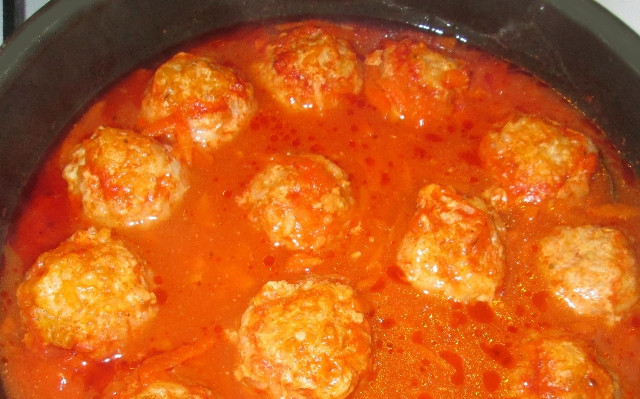 1. Этап. Соус для ежиков: 5. Когда закипит, в этой смеси тушим наши ежики на маленьком огне под крышкой до готовности.