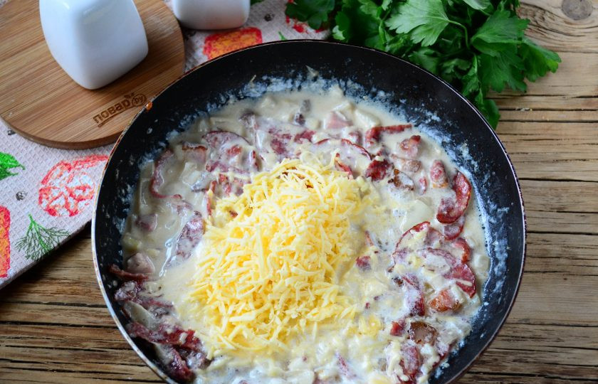 1. Этап. Курица в карбонаре: В конце добавьте оставшийся сыр и подержите на огне, пока сыр не расплавится.