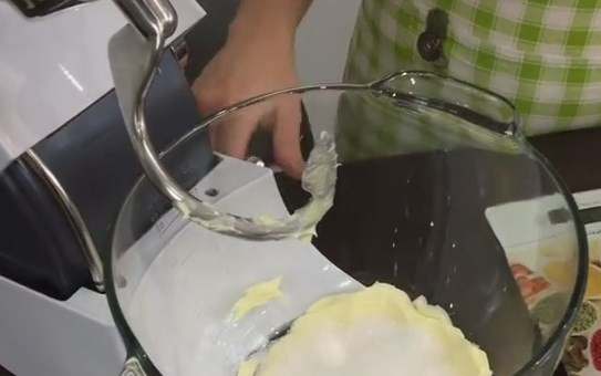 1. Этап. Домашний тёртый пирог с черникой: 1. Мягкое подтаявшее масло перебейте миксером в течение 1-2 минут, чтобы оно посветлело. Добавьте туда сахар, щепотку соли и взбейте.