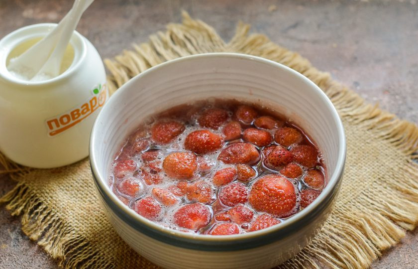 1. Этап. Варенье из клубники в микроволновке: Готовьте варенье на самой высокой мощности по 5-6 минут, в три подхода. Спустя первые пять минут варенье остудите около 1 часа, после повторите процедуру еще дважды. В самом конце добавьте сок лимона и прогрейте еще минуту.