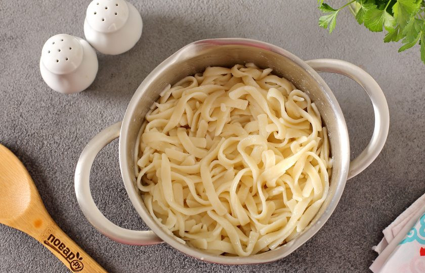 1. Этап. Лагман по-таджикски: Пока готовится мясо с овощами, отварите в подсоленной воде лапшу и заправьте ее маслом.