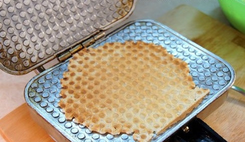 1. Этап. Вафли для советской вафельницы: 6. Вафельницу включите и оставьте разогреваться. Я рекомендую с помощью кисточки немного смазать ее маслом. Только когда она хорошо разогреется, выкладывайте ложкой тесто. Аккуратно закройте и выпекайте до румяности.