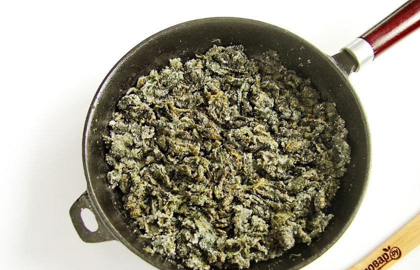 1. Этап. Вареники с щавелем: Протушите его под крышкой на небольшом огне в течение 3-5 минут. Щавель должен стать мягче и уменьшиться в объеме. Снимите щавель с огня, слейте излишки образовавшегося сока, посыпьте сахаром и перемешайте. Можно по желанию добавить кусочек сливочного масла. Начинка готова.