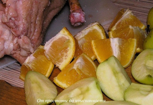 1. Этап. Рождественский гусь с фруктами и картофелем: Два апельсина нарежьте на 8 частей, яблоки на 4-8 частей (в зависимости от размера).