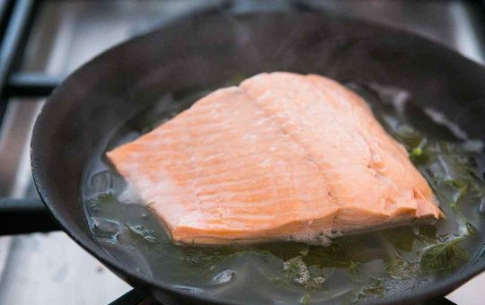 1. Этап. Лосось в вине на сковороде: 2. Положите филе лосося на сковороду шкуркой вниз.