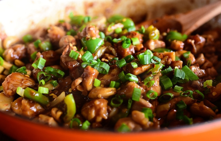 1. Этап. Куриная подлива с кешью: 5. Украсьте блюдо измельченным зеленым луком, протушите подливу пару минут и подавайте к столу.