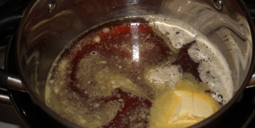 1. Этап. Медовик со сгущенкой: 1. На паровую баню отправляю 100 грамм сливочного масла, сахарный песок и мед, прогреваю содержимое кастрюли около 5 минут, все время помешиваю, затем добавляю соду и варю еще 1-2 минуты. Готовую массу снимаю с огня и отставляю в сторону на пару минут.