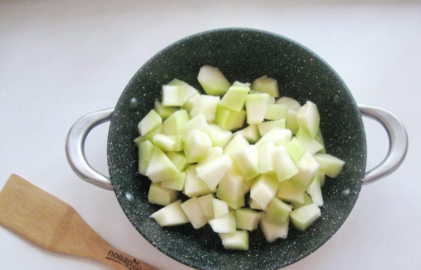 1. Этап. Варенье из дыни с имбирем: Кусочки нарезанной дыни выложите в кастрюлю или таз.