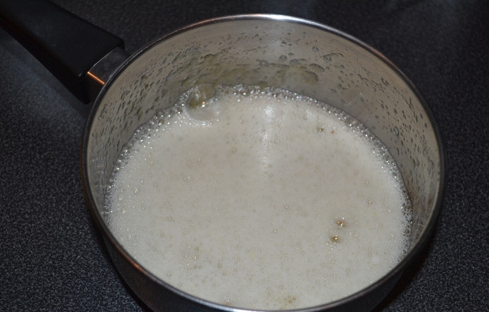 1. Этап. Брауни в мультиварке: Взбейте 2 яйца с 4 столовыми ложками сахара и щепоткой соли добела.