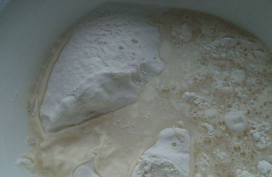 1. Этап. Тонкое бездрожжевое тесто: В муку влейте воду, пока она еще горячая. Влейте две столовые ложки растительного масла без запаха.