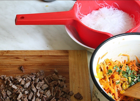 1. Этап. Фунчоза с болгарским перцем: Обжаренное мясо мелко нарезаем.