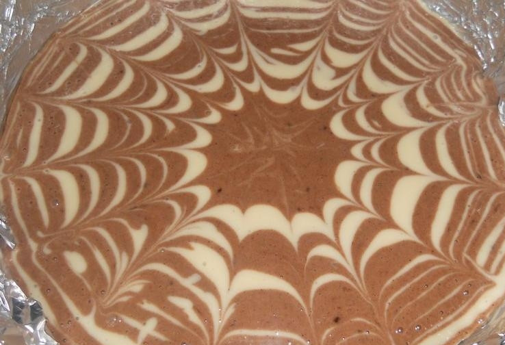 1. Этап. Торт Зебра на кефире: Зубочисткой проведите линии от центра к краям. Получается красивый рисунок как на фото.