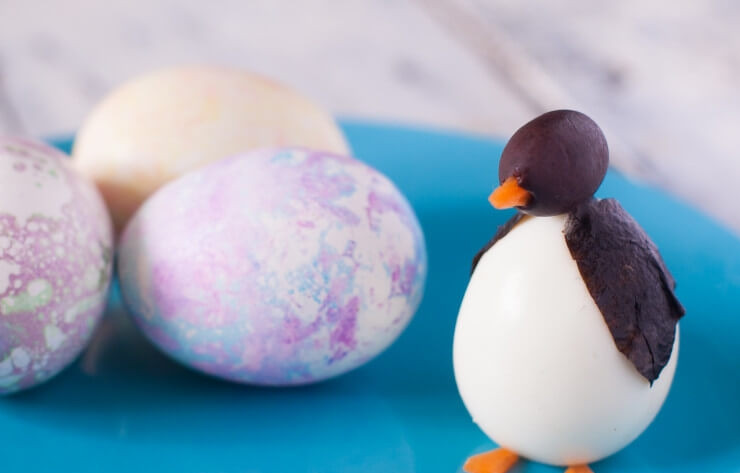 1. Этап. Пасхальные яйца для праздничного стола: 4. Для разнообразия можно сделать вот такого пингвина. Голова из маслины, а плечи можно оформить кусочком нори, например.