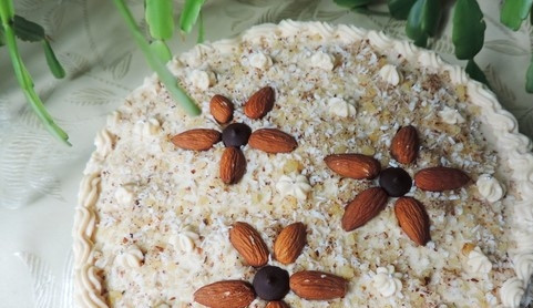 1. Этап. Торт Женский каприз: 8. Оставшийся крем разделите на две части. Смажьте верхний корж и бока торта. Остальную часть поместите в кулинарный рукав и украсьте торт. Сделайте посыпку из кокосовой стружки, молотых орехов и миндаля. Теперь, когда вы знаете, как приготовить торт 