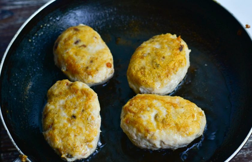 1. Этап. Рыбно-мясные котлеты: Жарьте котлеты на умеренном огне по 3-5 минут с каждой стороны.