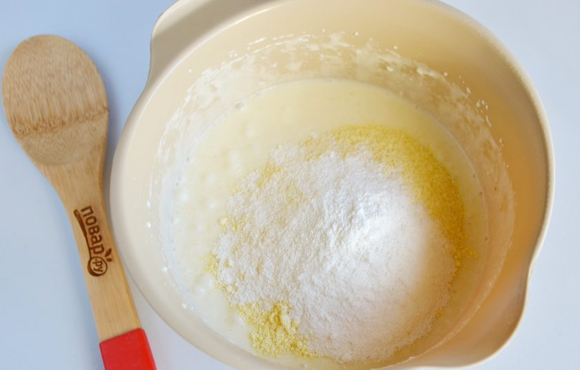 1. Этап. Кукурузный манник: 6. Введите кукурузную муку, разрыхлитель. Миксером соедините продукты.