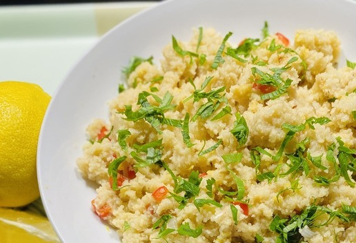 1. Этап. Кускус По-австралийски: Можно добавить сверху зеленый лук нарезанный поперек под углом, у меня нарезанная петрушка