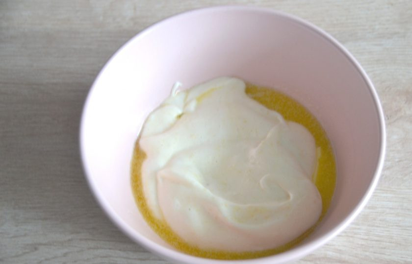 1. Этап. Торт Груши в карамели: Растопите сливочное масло, слегка охладите, добавьте в него около двух столовых ложек теста, смешайте до однородности.