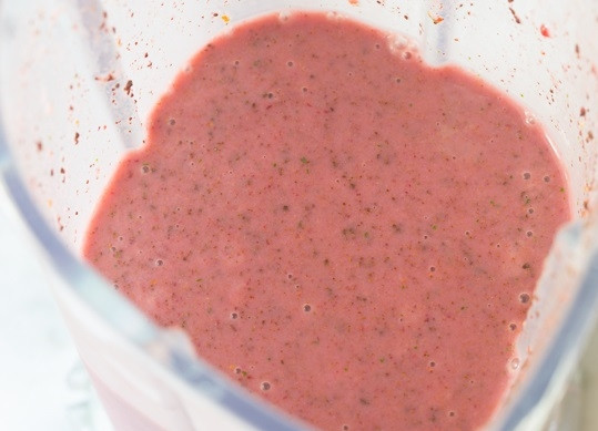 1. Этап. Клубнично-шоколадный смузи с мятой: 3. Взбейте все до однородности.