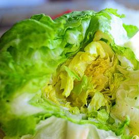 1. Этап. Индейка и салат-латук: Вырежьте сердцевину салата-латука и сполосните его под холодной водой.