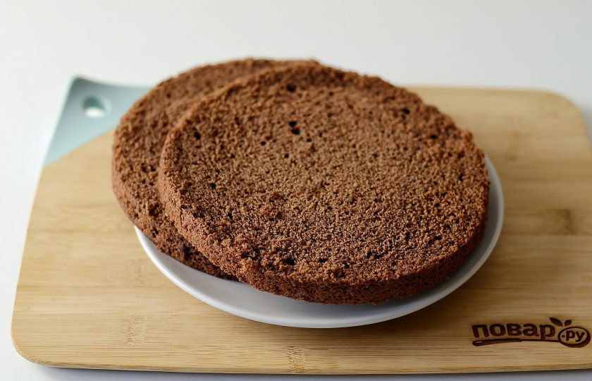 1. Этап. Торт на кокосовом молоке: Срежьте верхушку у бисквита, затем разделите его на 2 одинаковых коржа. Удобнее это делать нитью или плоским длинным ножом.