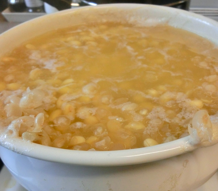 1. Этап. Мисо паста: Замочите соевые бобы в холодной воде на ночь или даже больше, часов на 18.