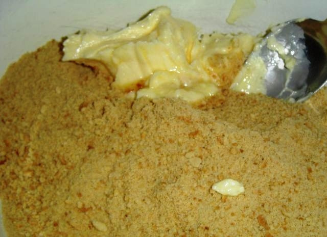 1. Этап. Сливочный тарт с карамелью: Начнем с приготовления коржа для торта. Измельченное в крошку печенье смешаем со сливочным маслом.