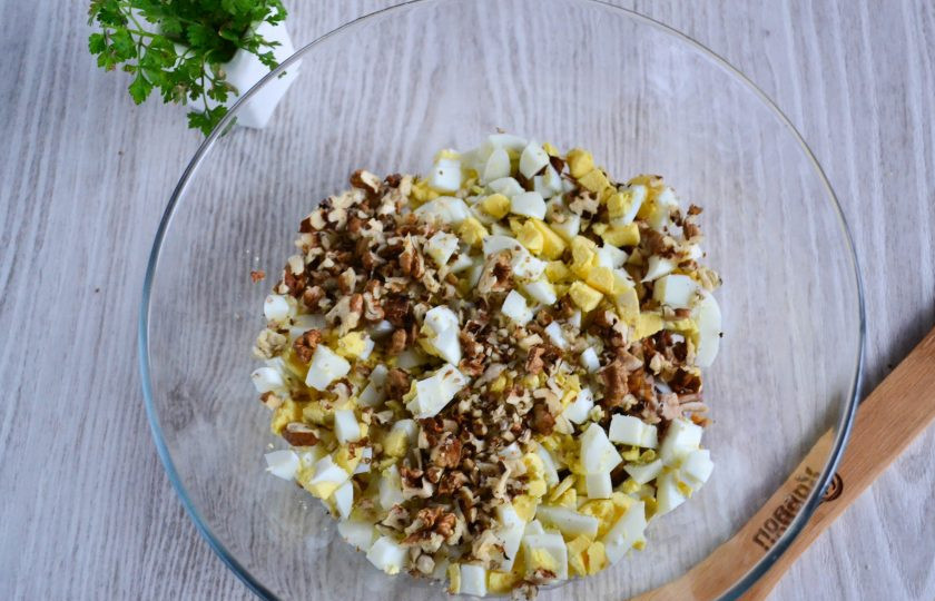 1. Этап. Салат с курицей и шампиньонами: Туда же добавьте измельченные орехи. Я их просто режу ножом на небольшие кусочки, слишком сильно мельчить не нужно, они должны чувствоваться в салате.