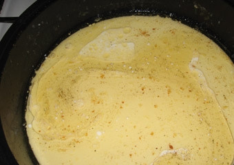 1. Этап. Чесночная курица: В жир, оставшийся от жарки курицы выливаем сливки, солим и перчим. Пусть закипят и выключаем плиту.