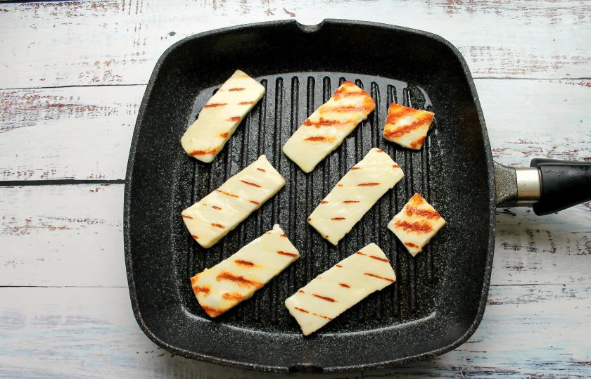 1. Этап. Салат с халуми и баклажанами: Сыр халуми порежьте на пластинки и обжарьте в горячей сковороде-гриль с двух сторон примерно по одной минуте, снимите на тарелку.