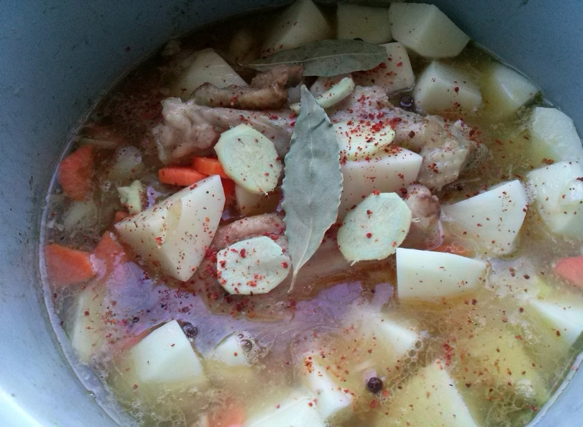 1. Этап. Утка, тушенная с картошкой: Обжарьте нарезанные морковь и лук на оставшемся утином жире. Выложите в чашу мясо утки и порезанный картофель. Налейте воду, чтобы она почти покрыла овощи. Добавьте лавровый лист, перец душистый и паприку сушеную. Включайте режим 