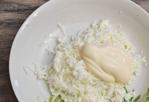 1. Этап. Салат с баклажанами и индейкой: Белок натереть на мелкой терке, добавить 1 ст. л. майонеза, перемешать.