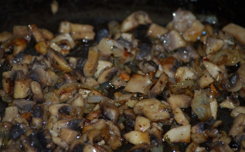 1. Этап. Грибная поджарка: Другой вариант - это сделать более густую поджарку. Я подобную использую для приготовления мяса по-французски с грибами. Добавьте в грибы орегано, смесь прованских трав, душистый перец.
