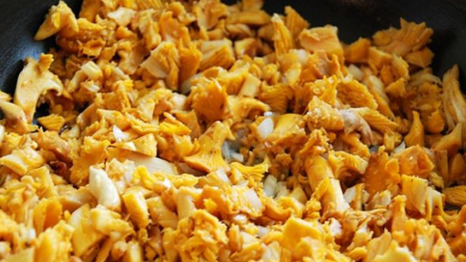 1. Этап. Паста с лисичками в сливочном соусе: Лисички промойте, самые крупные грибы можно порезать. Лук измельчите. Разогрейте в сковороде сливочное масло, выложите лук и лисички. Обжарьте 5-7 минут.