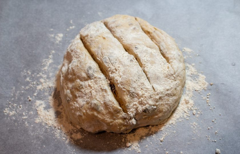 1. Этап. Хлеб с черносливом: Переложите тесто на противень, выстеленный пергаментом и сформируйте буханку. Сделайте надрезы на поверхности и оставьте на минут 30, чтобы тесто немного подошло. Затем поставьте в разогретую духовку до 170 градусов на 40-45 минут.