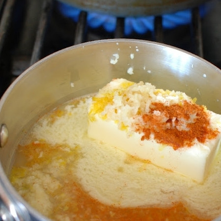 1. Этап. Паста с жареными креветками и лимонно-чесночным маслом: В кастрюльке смешиваем сливочное масло, цедру и сок одного лимона, выдавленный чеснок и кайенский перец.