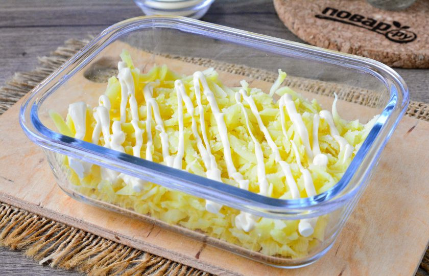 1. Этап. Салат Президент с мясом: Выкладывайте салат слоями. Сперва натрите картофель на терке и выложите его в форму, разровняйте, слегка подсолите и полейте майонезом. Майонез для салата смешайте с измельченным чесноком.