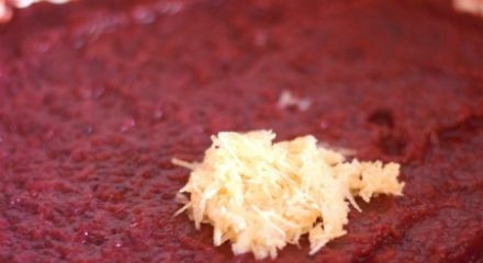 1. Этап. Соус Ткемали из крыжовника на зиму: В конце добавьте измельчённый чеснок. Ещё раз перемешайте. Поставьте соус на огонь.