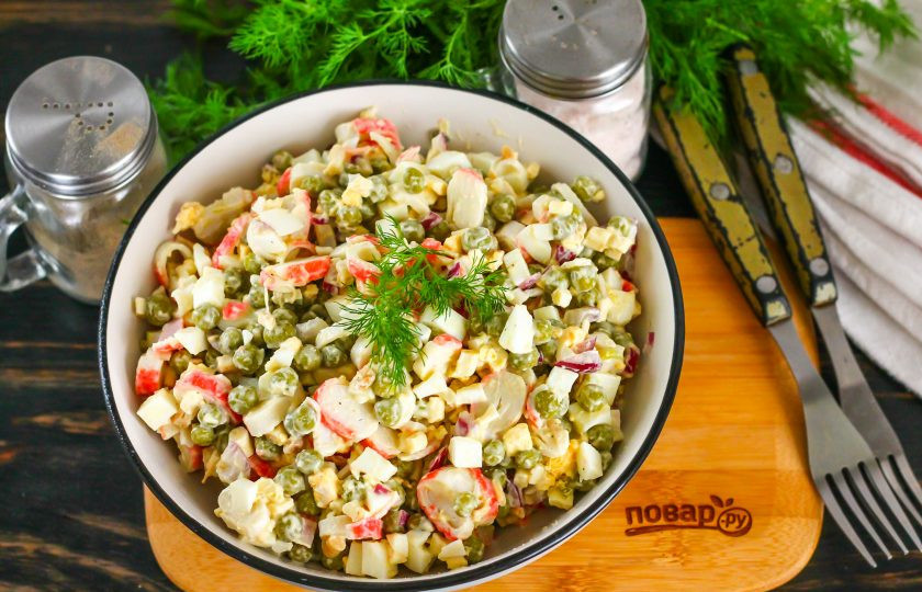 1. Этап. Салат с сыром косичка и крабовыми палочками: Выложите приготовленное блюдо в салатник, украсьте по своему вкусу, например, свежей зеленью укропа и подайте к столу. Предварительно салат можно охладить в холодильнике.