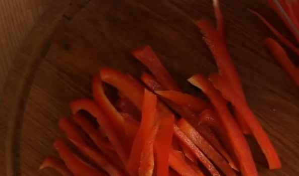 1. Этап. Острый овощной салат из дайкона: 3. Перец очистите от семян и нарежьте тонкими полосками.