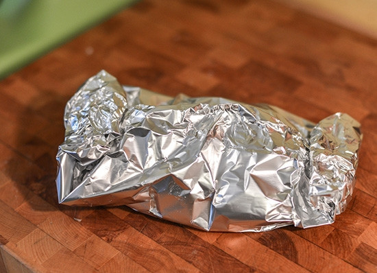 1. Этап. Картофель в фольге на гриле: 2. Заверните плотно каждый лист, чтобы получился конвертик.