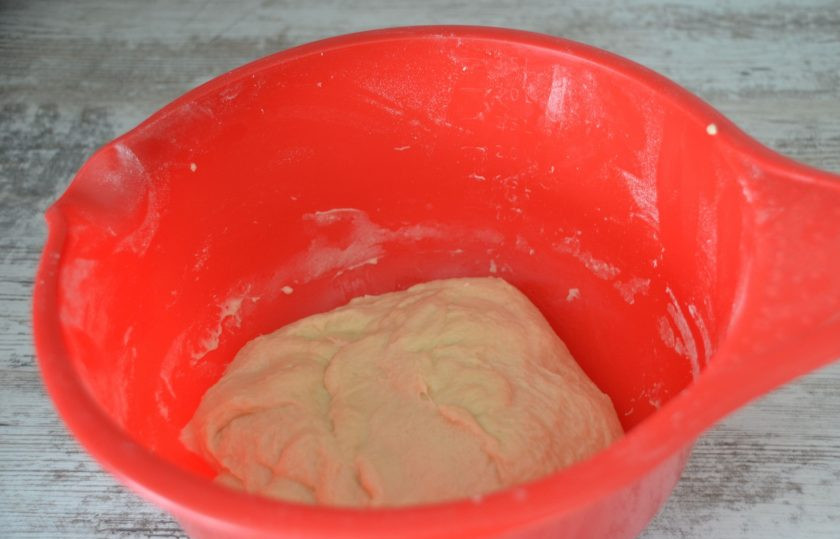 1. Этап. Булочки с конфетами Коровка: Накройте тесто салфеткой или пищевой пленкой, поставьте в теплое место для подъема на 1-1,5 часа.