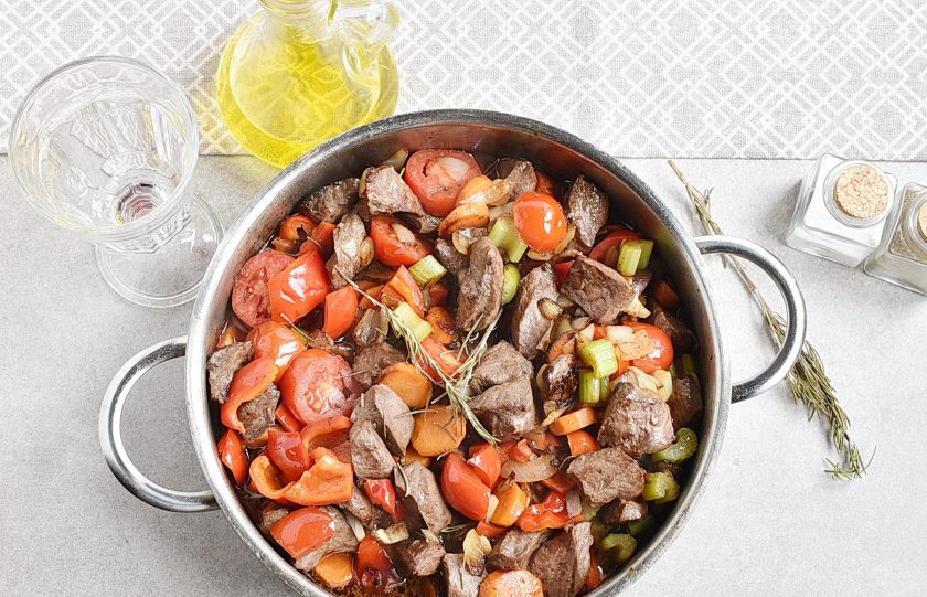 1. Этап. Мясо в вине: Влейте вино, добавьте розмарин. Посолите по вкусу и добавьте крупно раздавленный черный перец. Тушите без крышки, пока вино не выпарится наполовину.