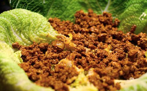 1. Этап. Запеканка из савойской капусты: Разогреваем духовку до 180 градусов. Берем глубокую посуду для запекания, смазываем ее оливковым маслом. Начинаем укладывать слои запеканки (как на фото): слой капусты, слой фарша и слой сыра моцарелла. Укладываем слои до тех пор, пока не закончатся ингредиенты. Каждый из слоев нужно посолить и поперчить. Когда все слои уложены, поливаем все сливками, укладываем еще один слой капусты и ставим в духовку на 40 минут.