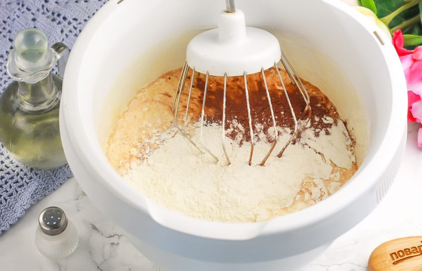 1. Этап. Торт Бисквитное чудо: Всыпьте пшеничную муку высшего сорта и аккуратно вмешайте сухие составляющие в яичную массу, но не взбивайте!