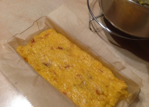 1. Этап. Полента с вялеными помидорами в беконе: 6. Выкладываем в прямоугольную форму, застеленную пергаментом, разравниваем и остужаем.