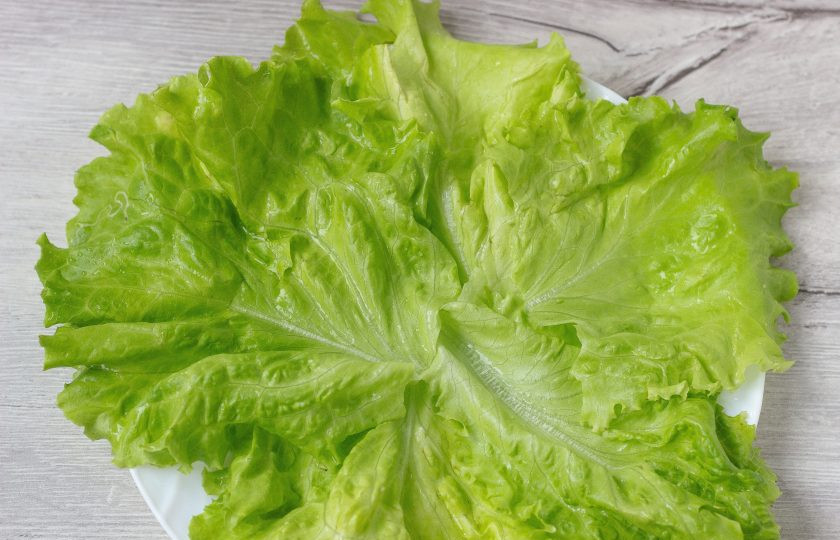 1. Этап. Салат Цветочная поляна: Листья салата помойте, немного обсушите и выложите на блюдо.