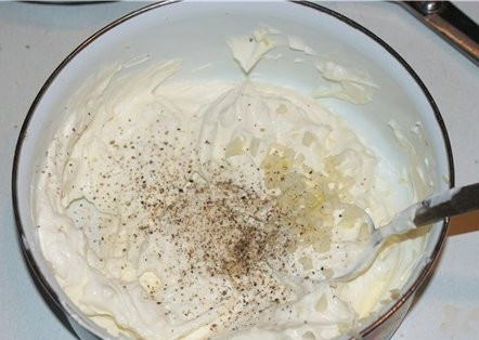 1. Этап. Индейка в сметанном соусе в духовке: В это время готовим сметанный соус. Для этого смешаем сметану и измельченный чеснок. Если сметана слишком густая, можно ее немного разбавить водой.