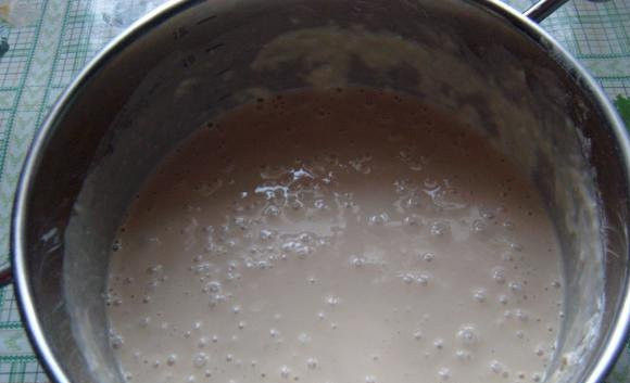 1. Этап. Блинчики на дрожжах: 4. Воду довести до кипения и влить в тесто. Активно замешать, чтобы не образовались комочки.